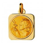 M�daille carr�e or jaune l'enfant et l'oiseau.